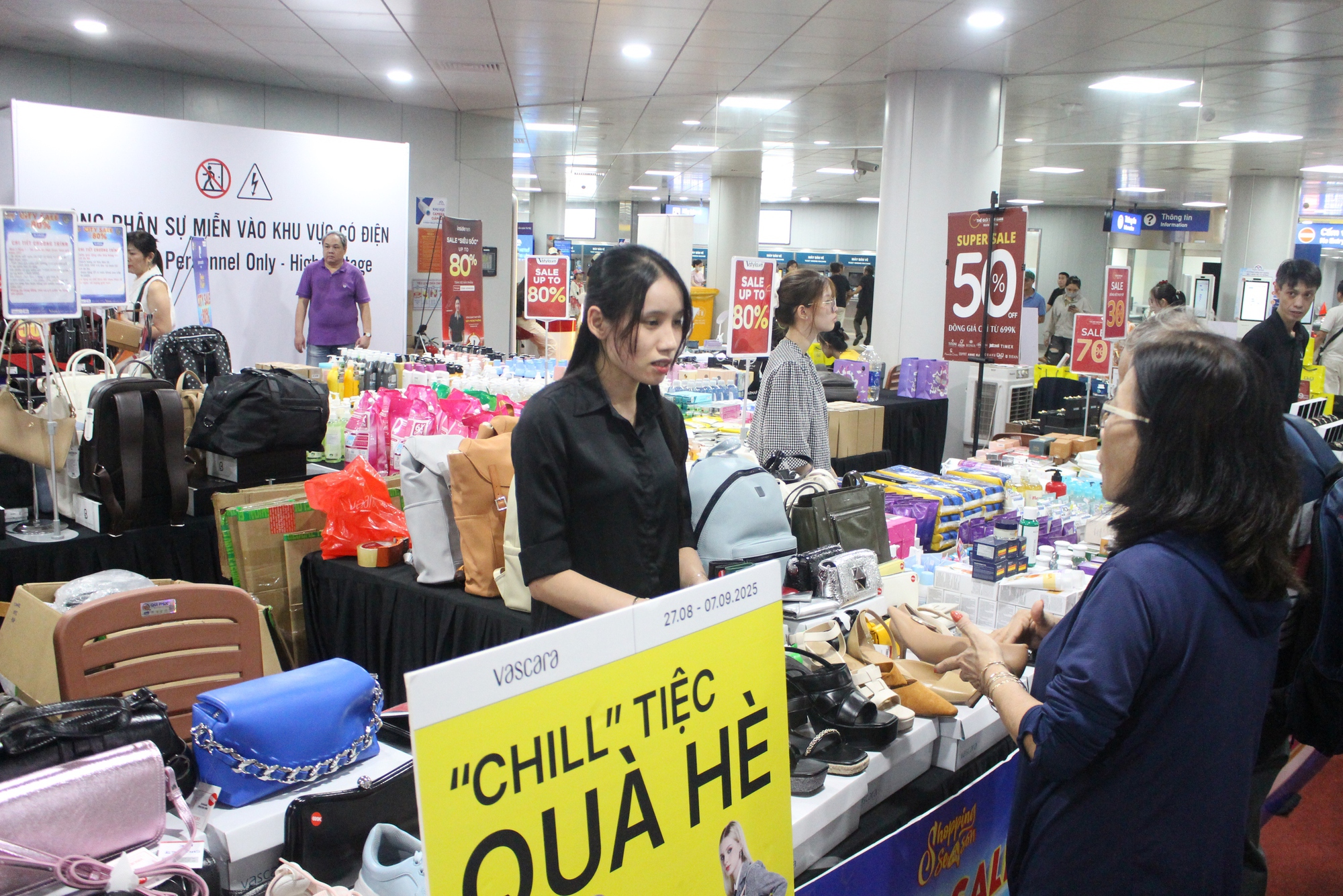 Chen chân xuống lòng đất, săn sale hàng hiệu ở ga Metro Bến Thành- Ảnh 2. Chen chân xuống lòng đất, săn sale hàng hiệu ở ga Metro Bến Thành- Ảnh 2.
