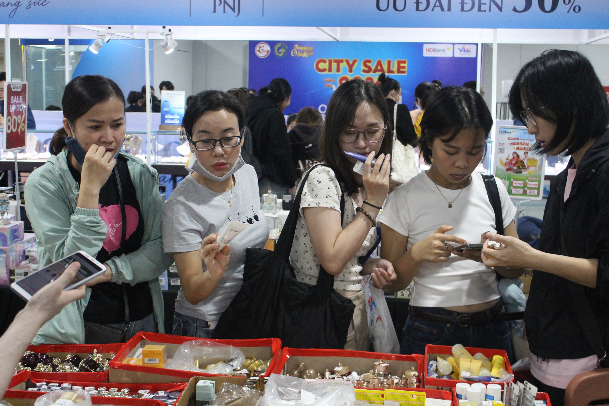 Chen chân xuống lòng đất, săn sale hàng hiệu ở ga Metro Bến Thành- Ảnh 12. Chen chân xuống lòng đất, săn sale hàng hiệu ở ga Metro Bến Thành- Ảnh 12.