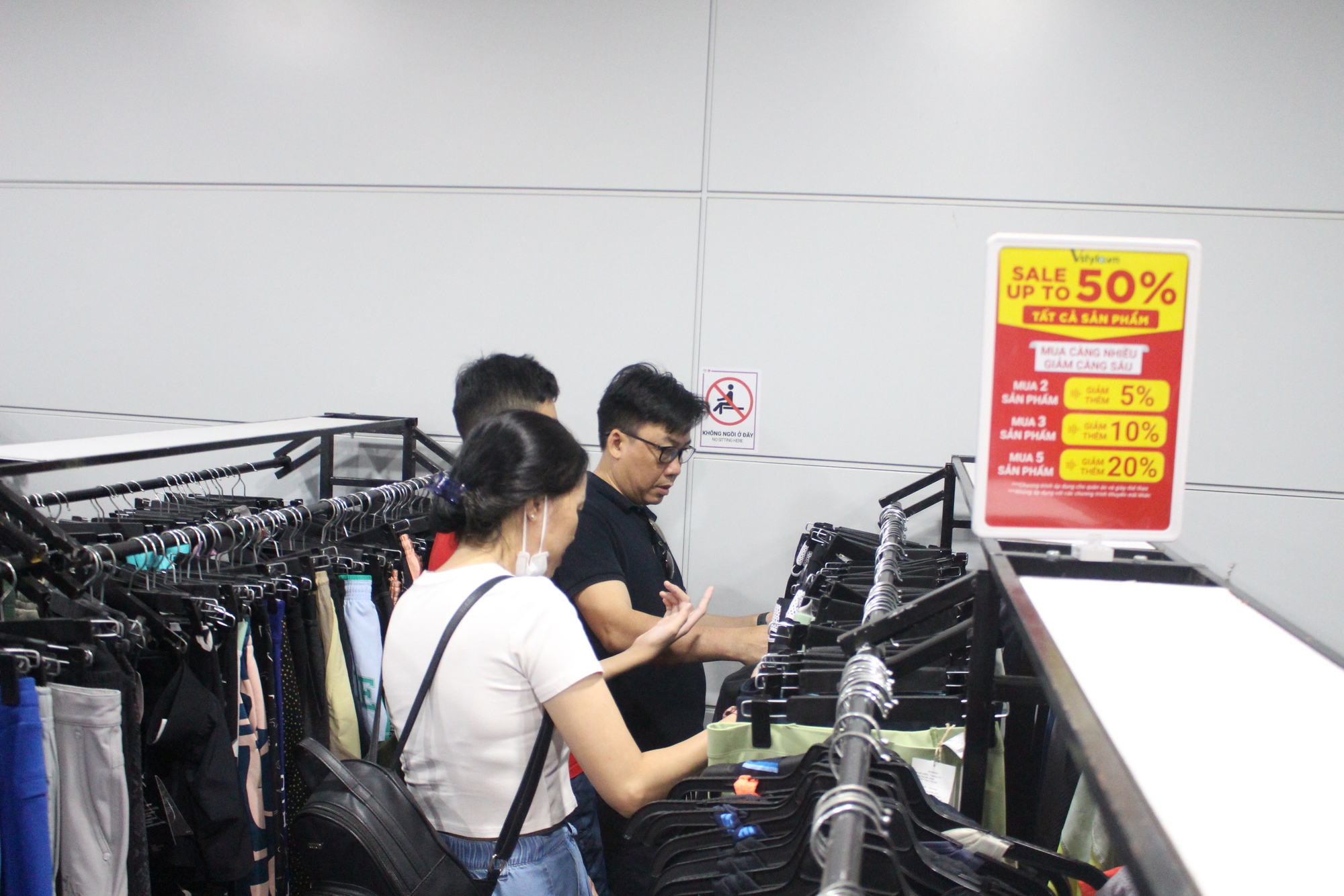Chen chân xuống lòng đất, săn sale hàng hiệu ở ga Metro Bến Thành- Ảnh 10. Chen chân xuống lòng đất, săn sale hàng hiệu ở ga Metro Bến Thành- Ảnh 10.