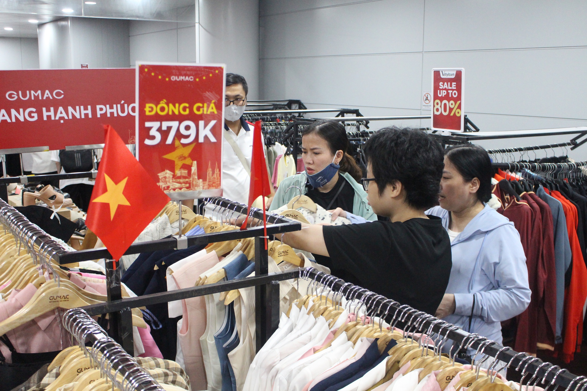 Chen chân xuống lòng đất, săn sale hàng hiệu ở ga Metro Bến Thành- Ảnh 5. Chen chân xuống lòng đất, săn sale hàng hiệu ở ga Metro Bến Thành- Ảnh 5.