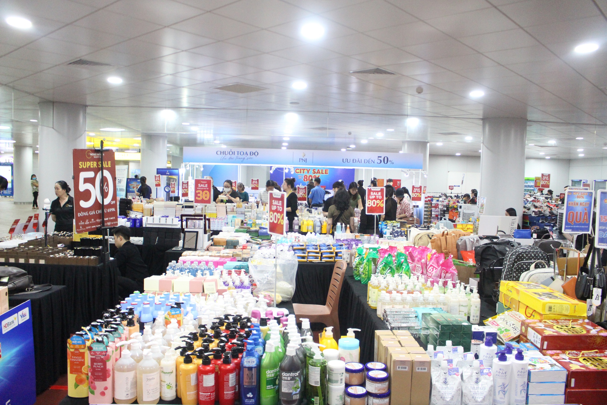 Chen chân xuống lòng đất, săn sale hàng hiệu ở ga Metro Bến Thành- Ảnh 13. Chen chân xuống lòng đất, săn sale hàng hiệu ở ga Metro Bến Thành- Ảnh 13.