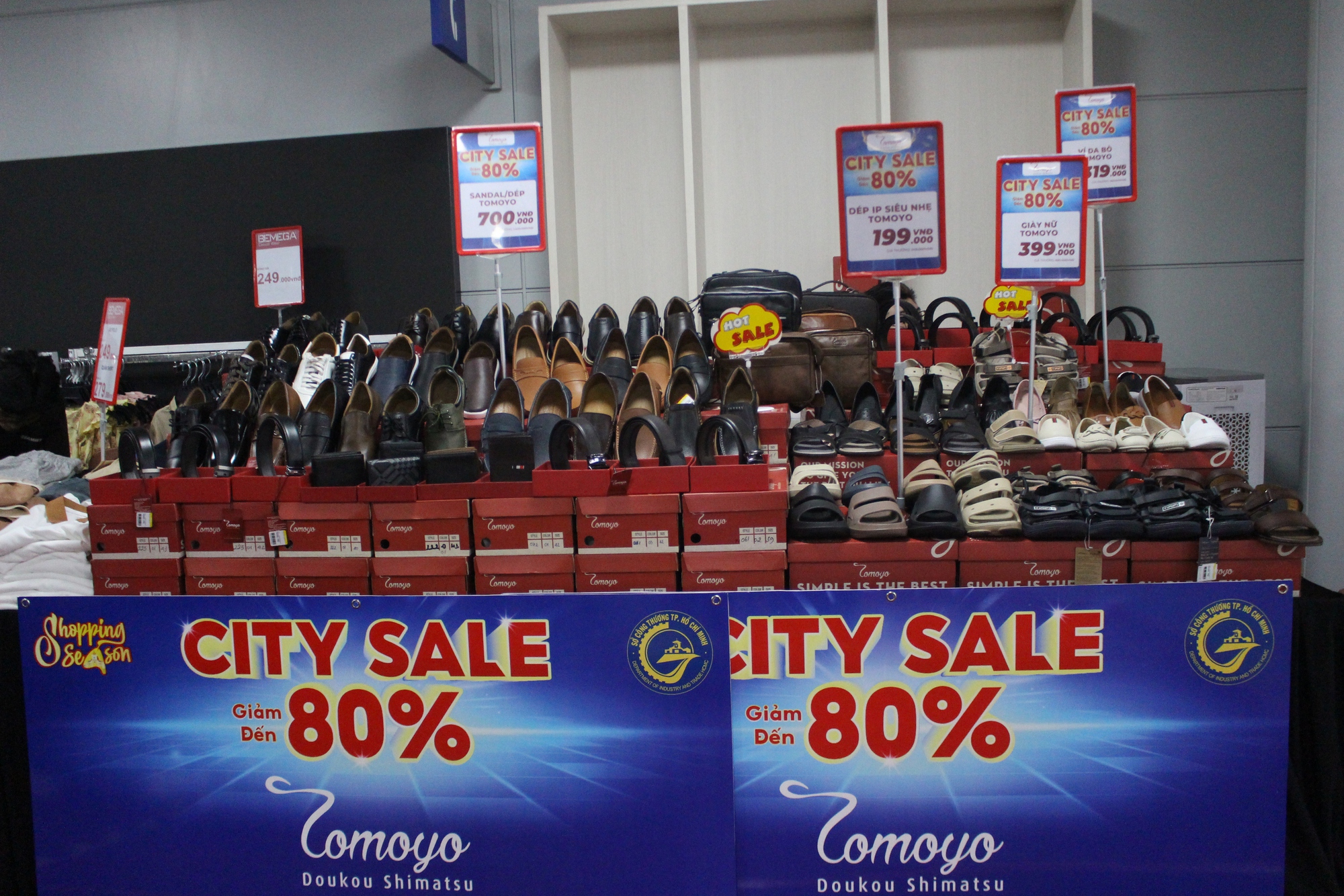 Chen chân xuống lòng đất, săn sale hàng hiệu ở ga Metro Bến Thành- Ảnh 3. Chen chân xuống lòng đất, săn sale hàng hiệu ở ga Metro Bến Thành- Ảnh 3.