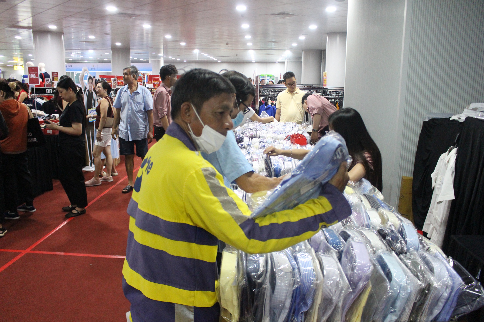 Chen chân xuống lòng đất, săn sale hàng hiệu ở ga Metro Bến Thành- Ảnh 11. Chen chân xuống lòng đất, săn sale hàng hiệu ở ga Metro Bến Thành- Ảnh 11.