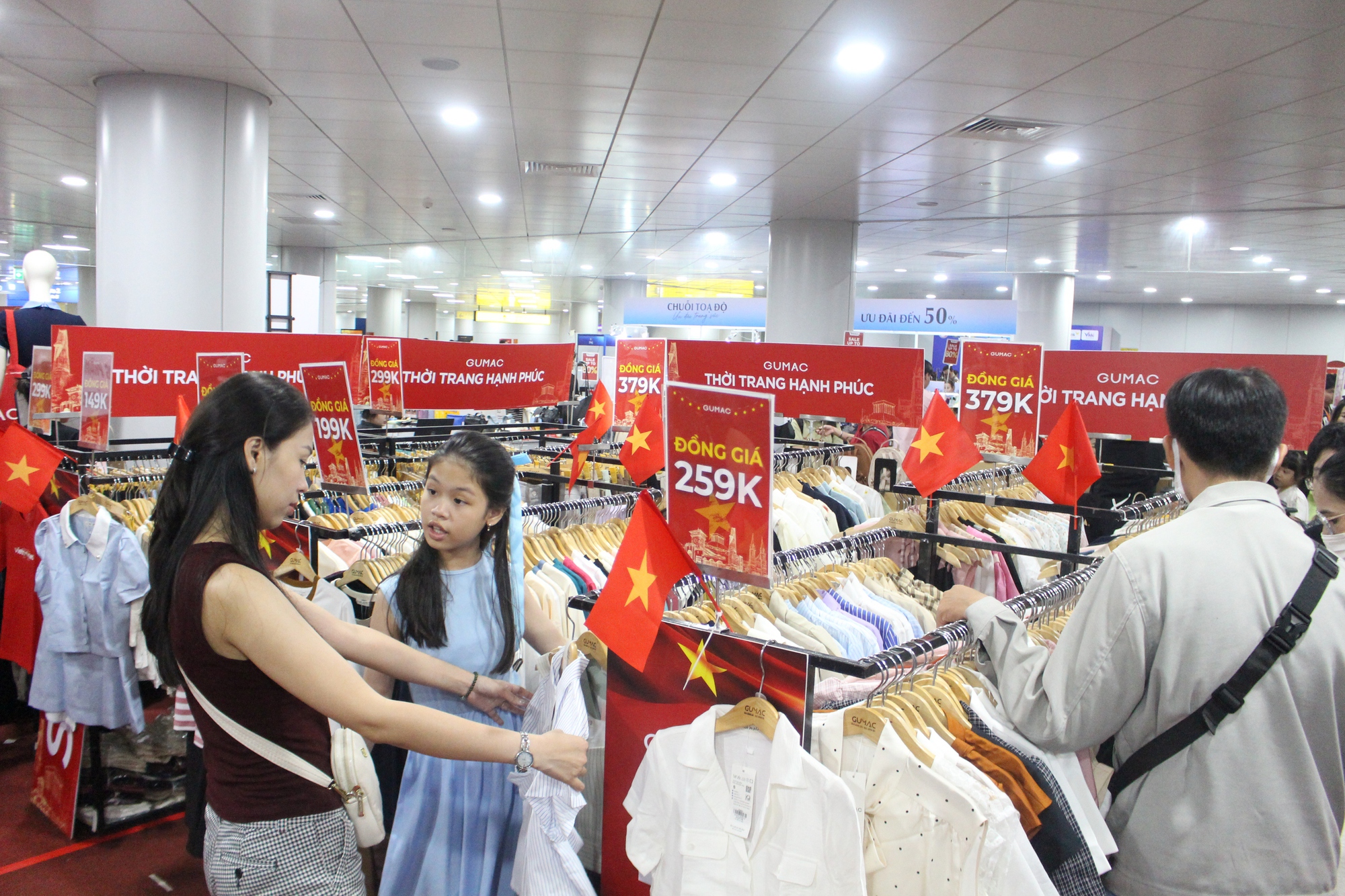 Chen chân xuống lòng đất, săn sale hàng hiệu ở ga Metro Bến Thành- Ảnh 6. Chen chân xuống lòng đất, săn sale hàng hiệu ở ga Metro Bến Thành- Ảnh 6.