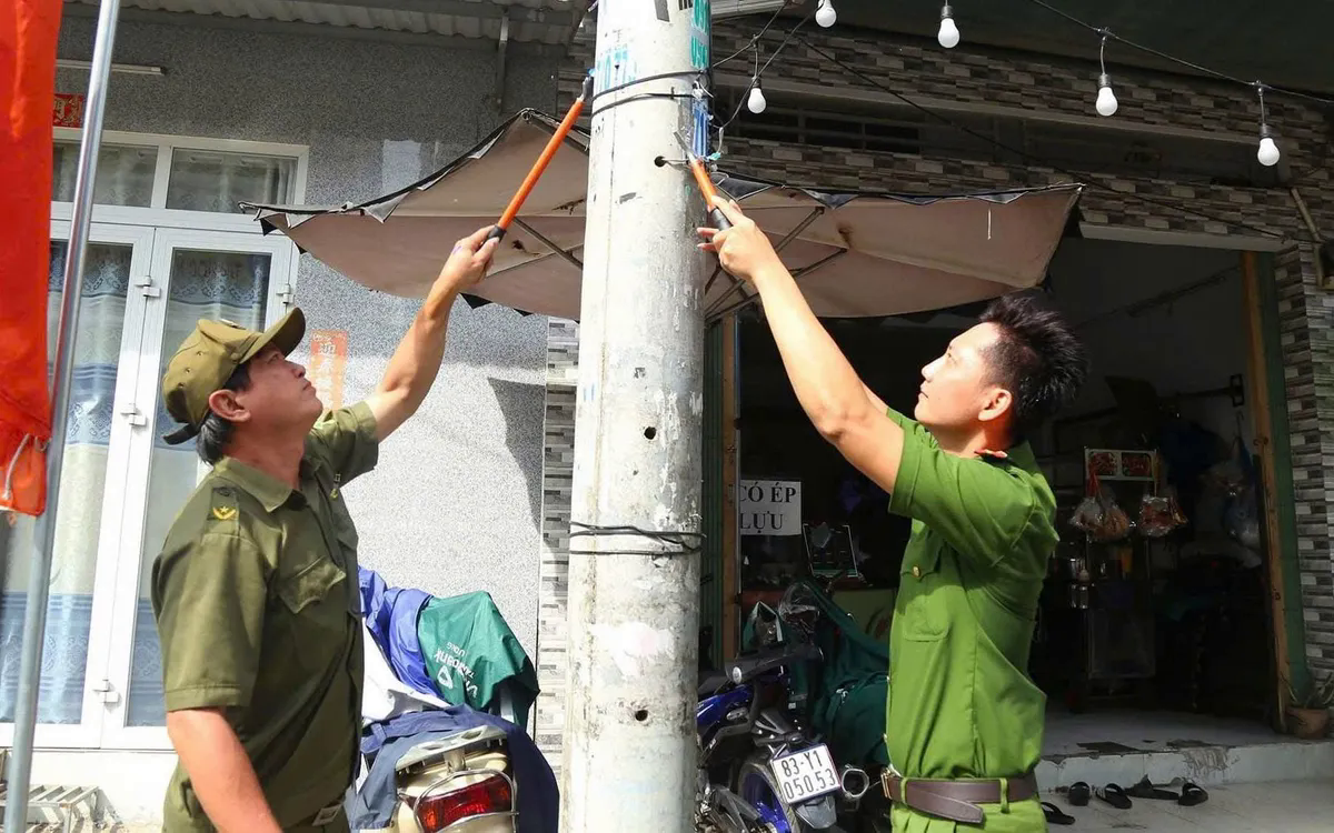 TP Hồ Chí Minh đồng loạt ra quân bóc dỡ quảng cáo sai quy định- Ảnh 1.