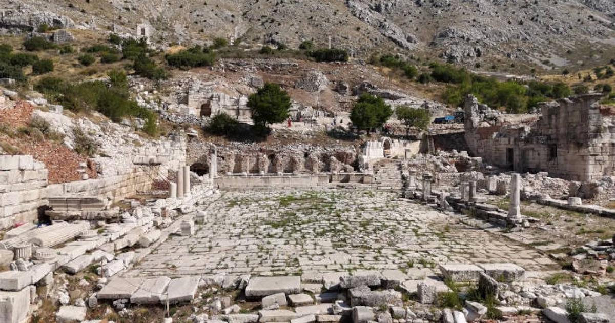 Phát hiện nhà hát sức chứa 2.500 người chôn vùi dưới 4 mét đất - Ảnh 2.