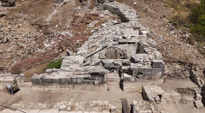 Phát hiện nhà hát sức chứa 2.500 người chôn vùi dưới 4 mét đất - Ảnh 1.