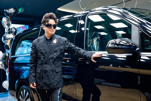 Vbiz có 1 sao nam cực đắt show dịp Đại lễ 2/9:
Được gọi là Vbiz có 1 sao nam cực đắt show dịp Đại lễ 2/9:
Được gọi là