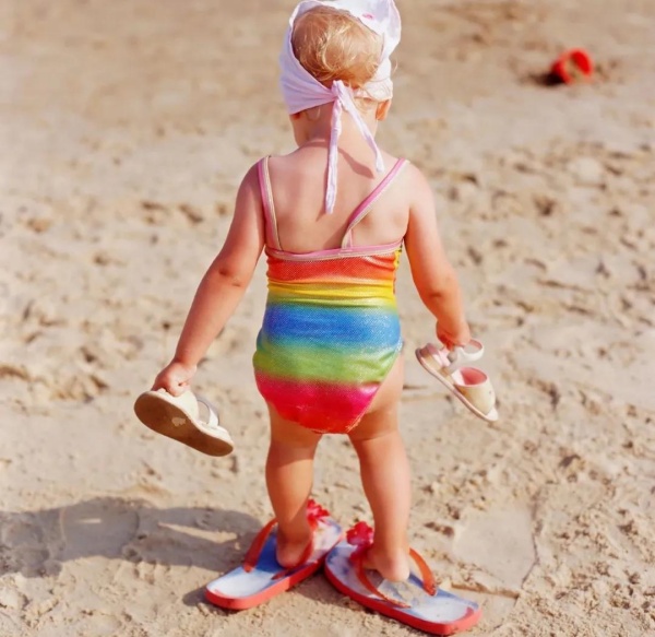 Con thích đi thử dép của người lớn: Hành động không đơn giản là đáng yêu như bố mẹ nghĩ- Ảnh 1.