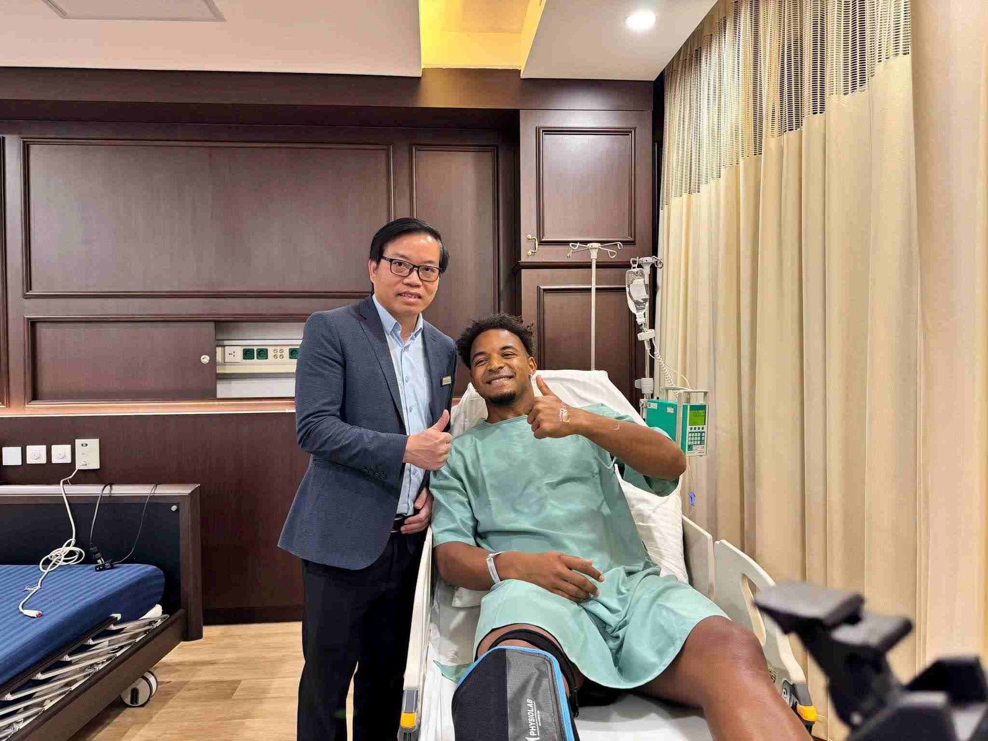Bệnh viện Vinmec có Tổng giám đốc mới: Là giáo sư mổ trực tiếp cho cầu thủ Xuân Son, thuộc "thế hệ vàng" đặt nền móng cho ngành ngoại khoa cơ xương khớp Việt Nam- Ảnh 1.