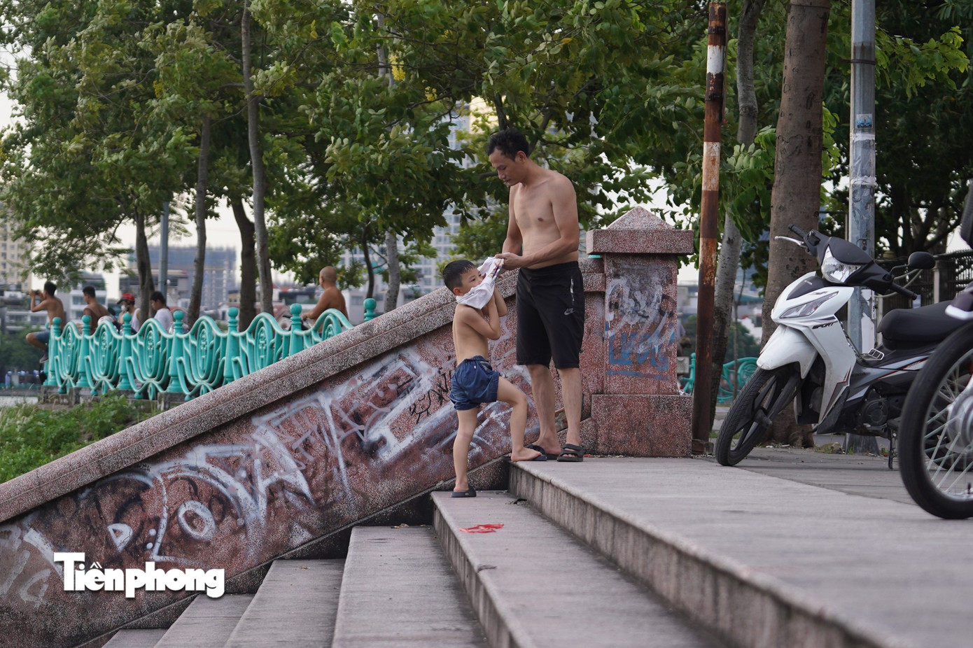 Hà Nội nóng như ‘chảo lửa’, người dân ra sông Hồng, Hồ Tây bơi giải nhiệt- Ảnh 12.