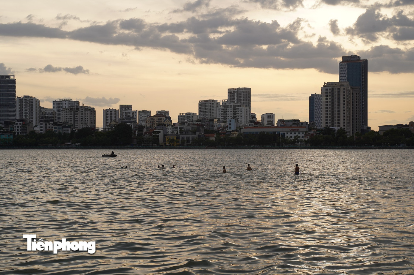 Hà Nội nóng như ‘chảo lửa’, người dân ra sông Hồng, Hồ Tây bơi giải nhiệt- Ảnh 8.