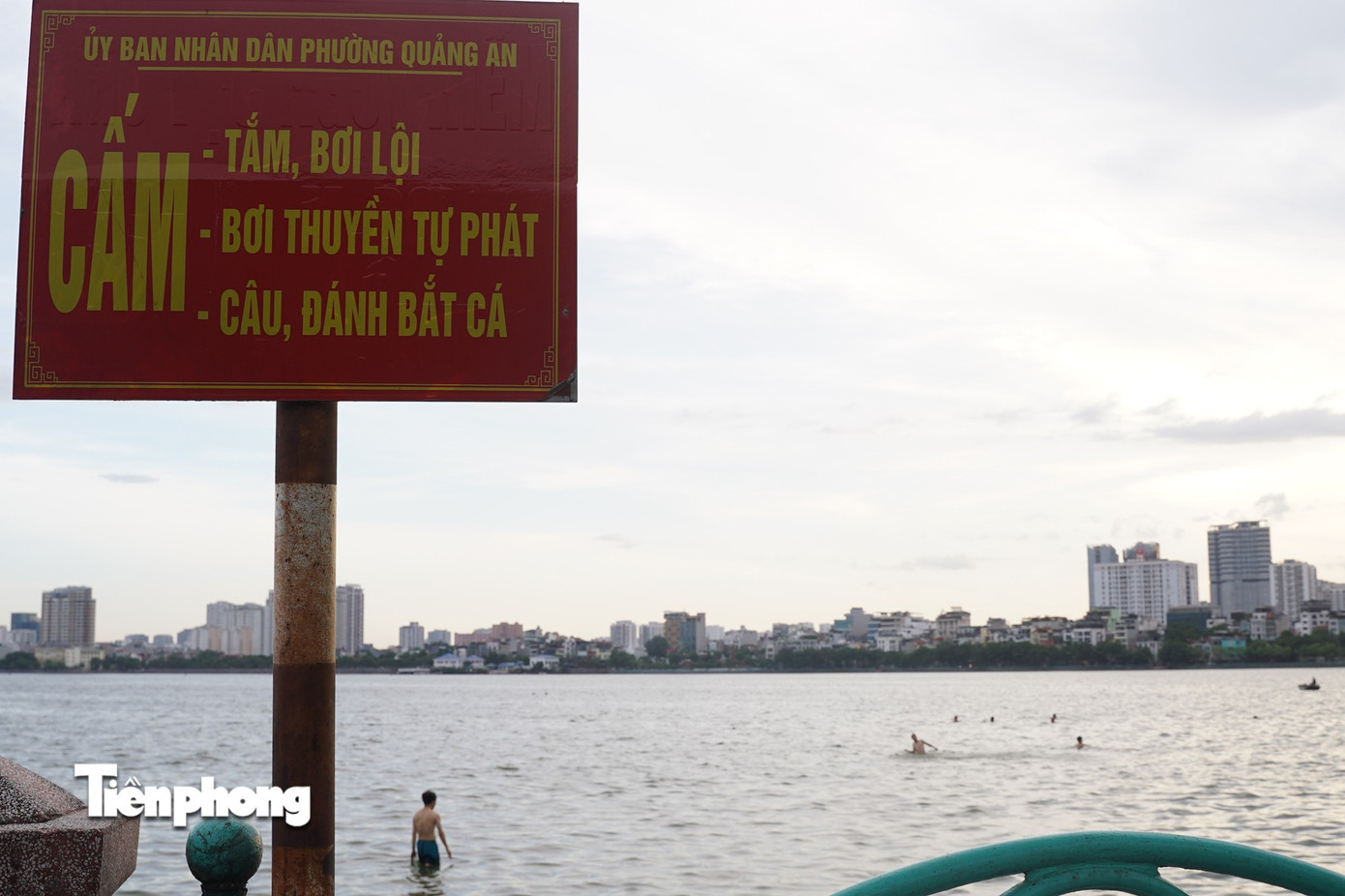 Hà Nội nóng như ‘chảo lửa’, người dân ra sông Hồng, Hồ Tây bơi giải nhiệt- Ảnh 13.