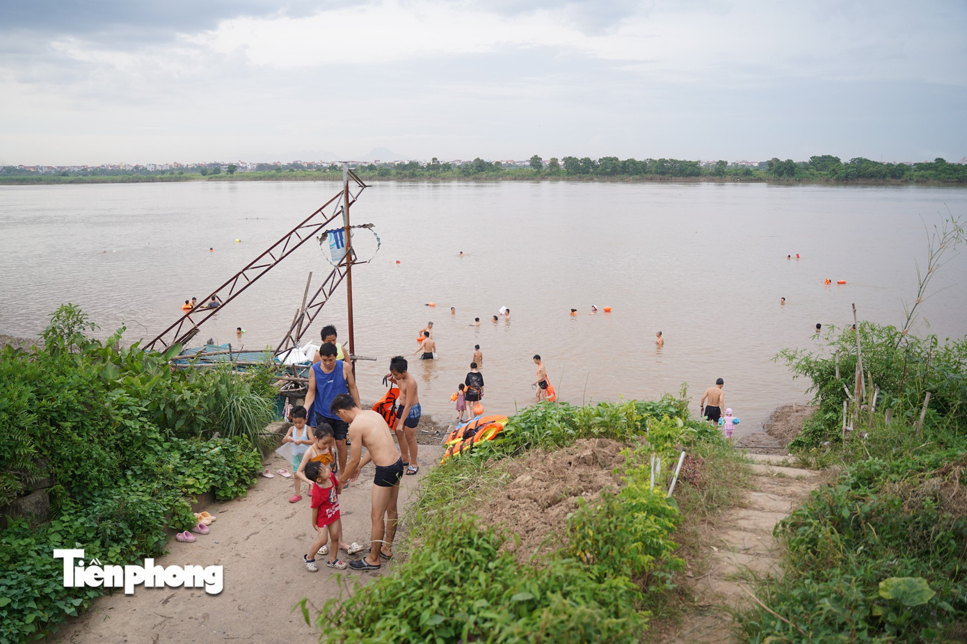 Hà Nội nóng như ‘chảo lửa’, người dân ra sông Hồng, Hồ Tây bơi giải nhiệt- Ảnh 2.