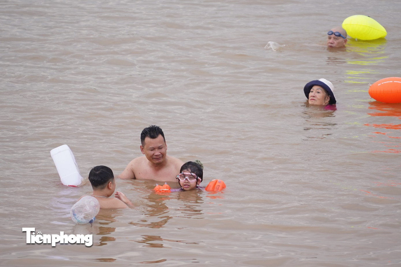 Hà Nội nóng như ‘chảo lửa’, người dân ra sông Hồng, Hồ Tây bơi giải nhiệt- Ảnh 5.