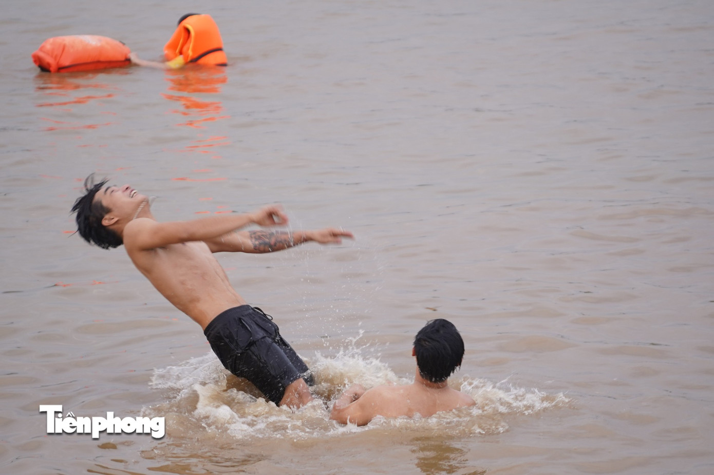 Hà Nội nóng như ‘chảo lửa’, người dân ra sông Hồng, Hồ Tây bơi giải nhiệt- Ảnh 4.