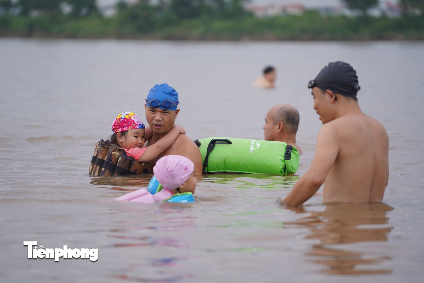 Hà Nội nóng như ‘chảo lửa’, người dân ra sông Hồng, Hồ Tây bơi giải nhiệt- Ảnh 3.