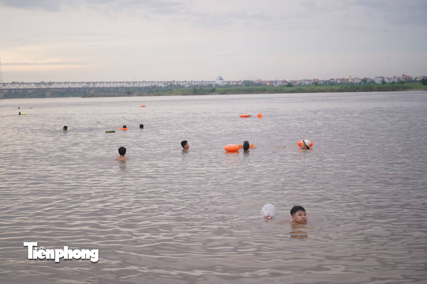 Hà Nội nóng như ‘chảo lửa’, người dân ra sông Hồng, Hồ Tây bơi giải nhiệt- Ảnh 1.