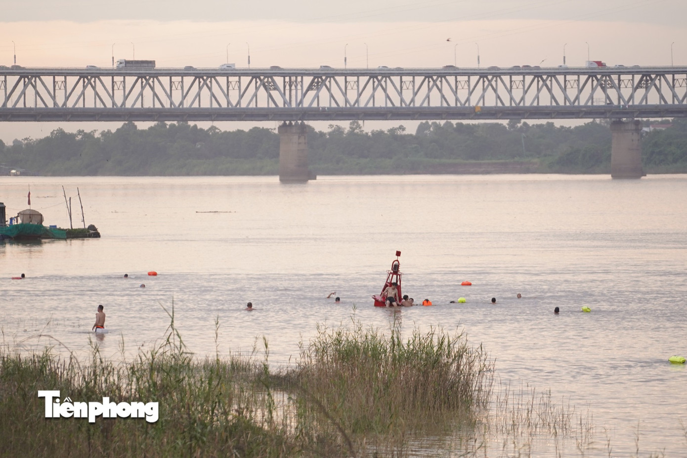 Hà Nội nóng như ‘chảo lửa’, người dân ra sông Hồng, Hồ Tây bơi giải nhiệt- Ảnh 7.