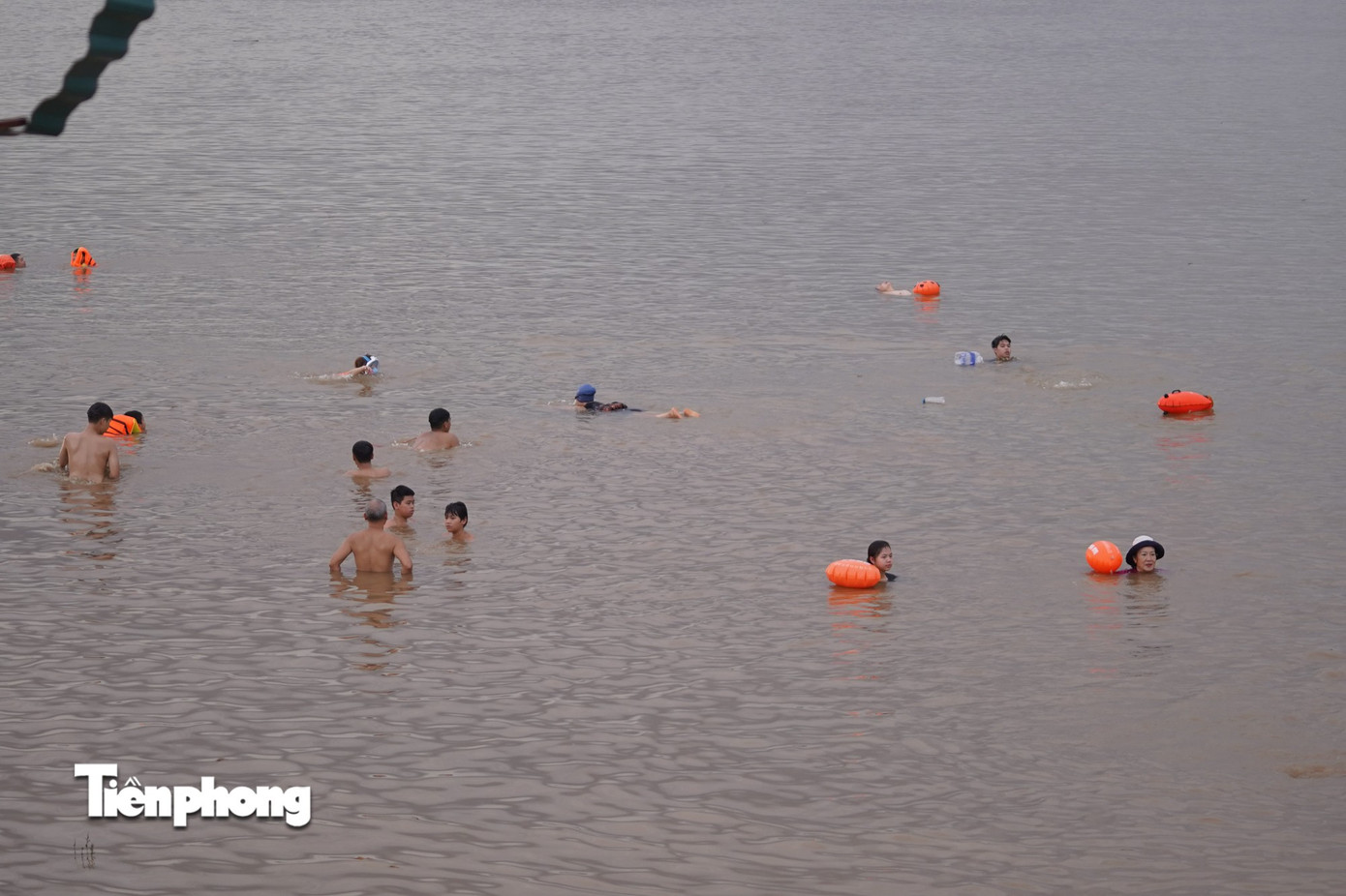Hà Nội nóng như ‘chảo lửa’, người dân ra sông Hồng, Hồ Tây bơi giải nhiệt- Ảnh 6.