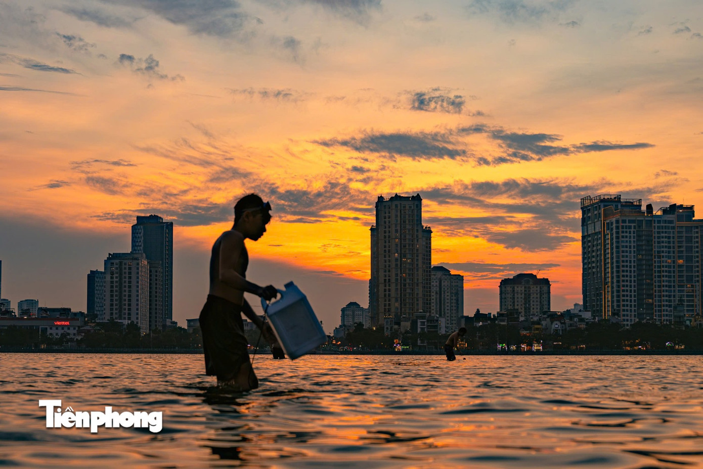 Hà Nội nóng như ‘chảo lửa’, người dân ra sông Hồng, Hồ Tây bơi giải nhiệt- Ảnh 10.
