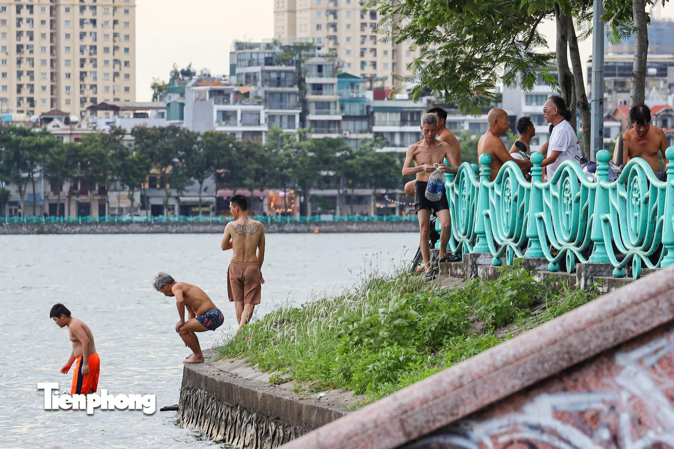 Hà Nội nóng như ‘chảo lửa’, người dân ra sông Hồng, Hồ Tây bơi giải nhiệt- Ảnh 9.
