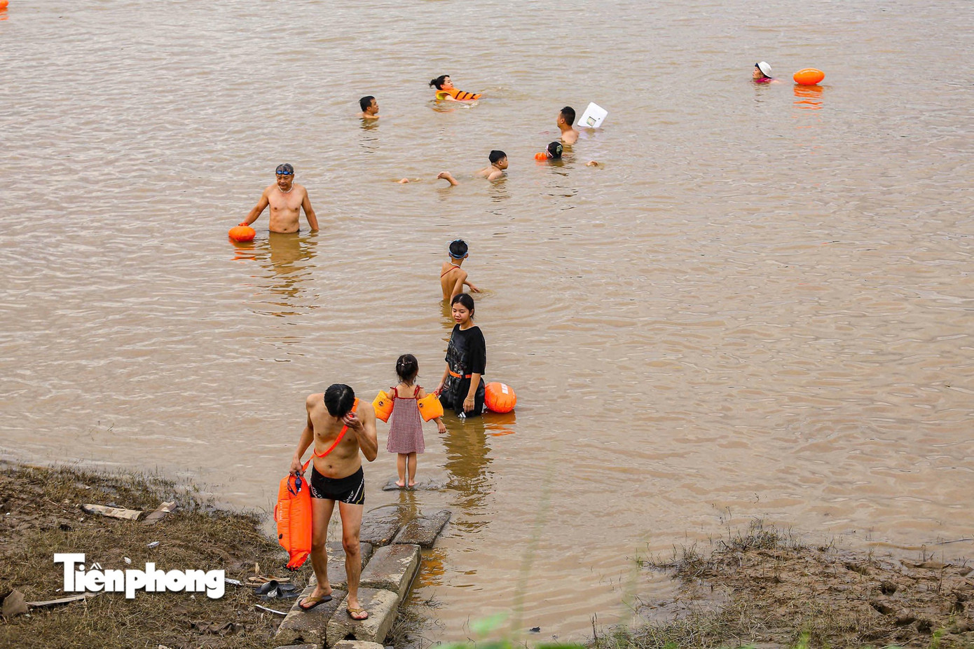 Hà Nội nóng như ‘chảo lửa’, người dân ra sông Hồng, Hồ Tây bơi giải nhiệt- Ảnh 14.