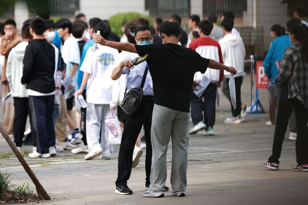 Con trai đỗ ĐH top đầu, gia đình mở tiệc linh đình, giữa chừng hiệu trưởng bất ngờ gọi tới: "Đừng tổ chức nữa, có chuyện rồi!" - Ảnh 2.