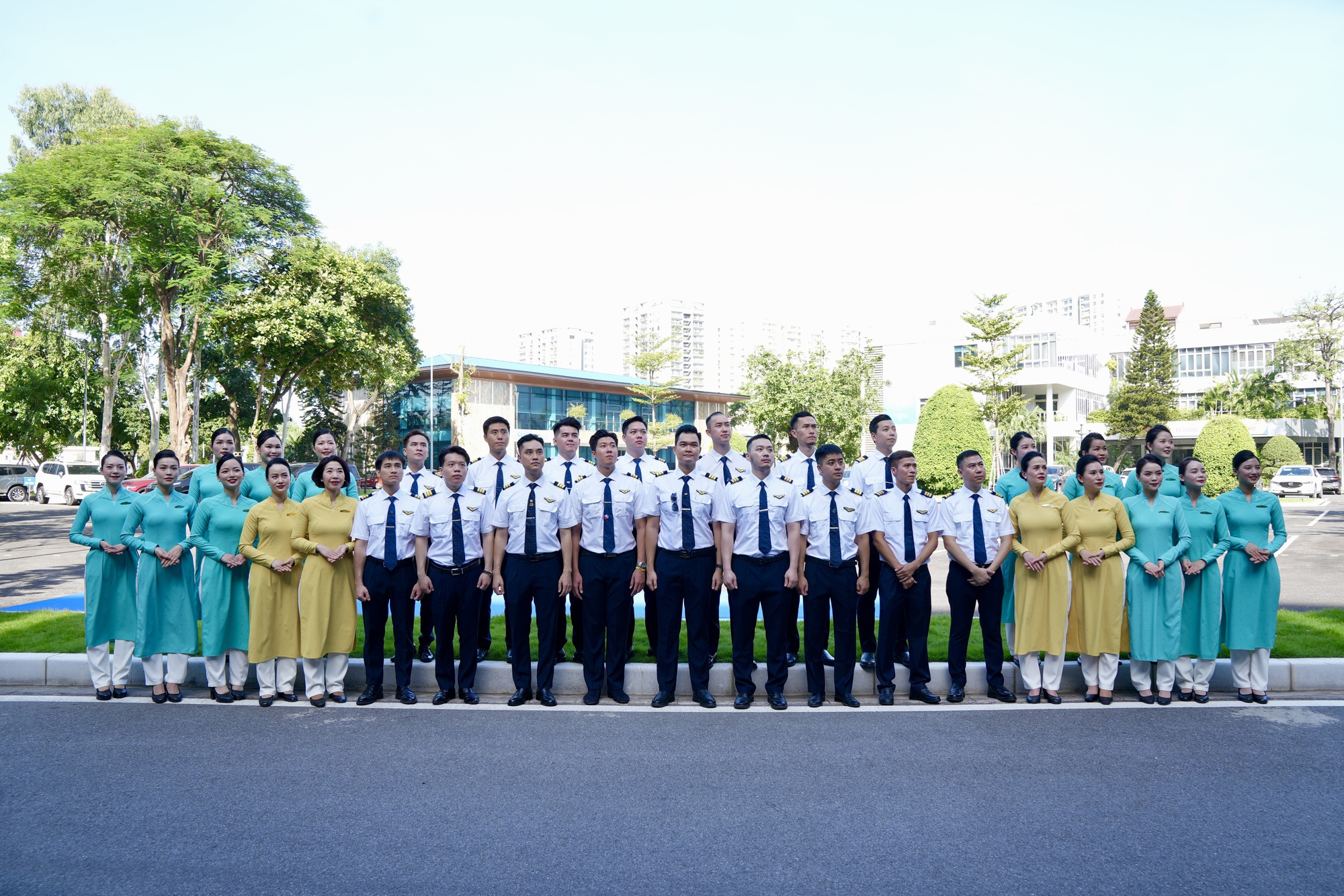 Đãi ngộ đáng mơ ước của nhân viên Vietnam Airlines: Thắng đậm thị trường quốc tế, toàn bộ nhân sự trong hệ thống vừa được tăng lương- Ảnh 1.