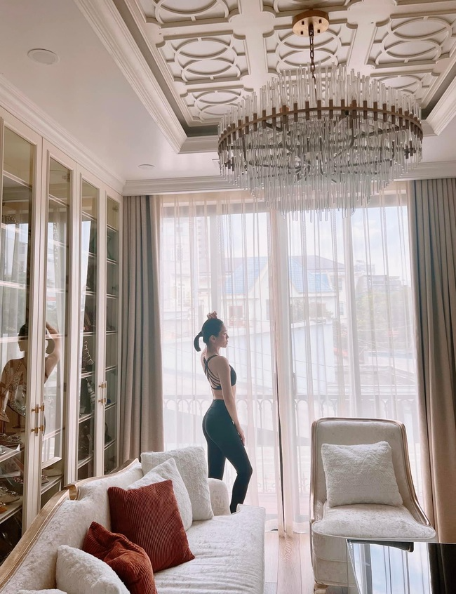 Bên trong tổ ấm trăm tỷ, rộng 600m2 Lệ Quyên sống với người tình kém 12 tuổi: Lộ diện căn phòng đặc biệt!- Ảnh 16.