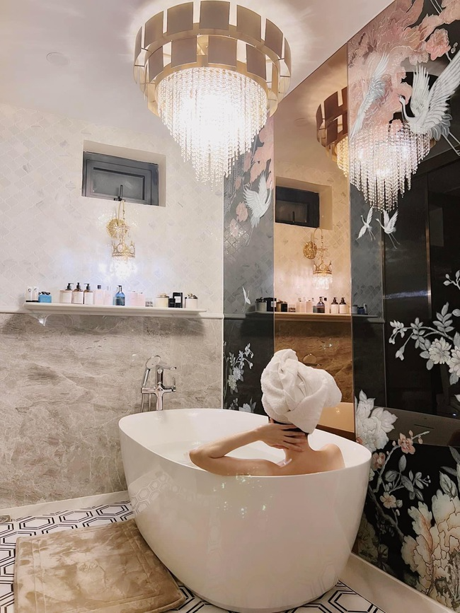 Bên trong tổ ấm trăm tỷ, rộng 600m2 Lệ Quyên sống với người tình kém 12 tuổi: Lộ diện căn phòng đặc biệt!- Ảnh 14.