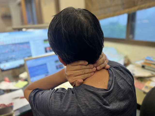 Tự nắn, bẻ cổ "nghe rắc 1 cái", người phụ nữ nhập viện vì tê nửa người, choáng váng- Ảnh 1.