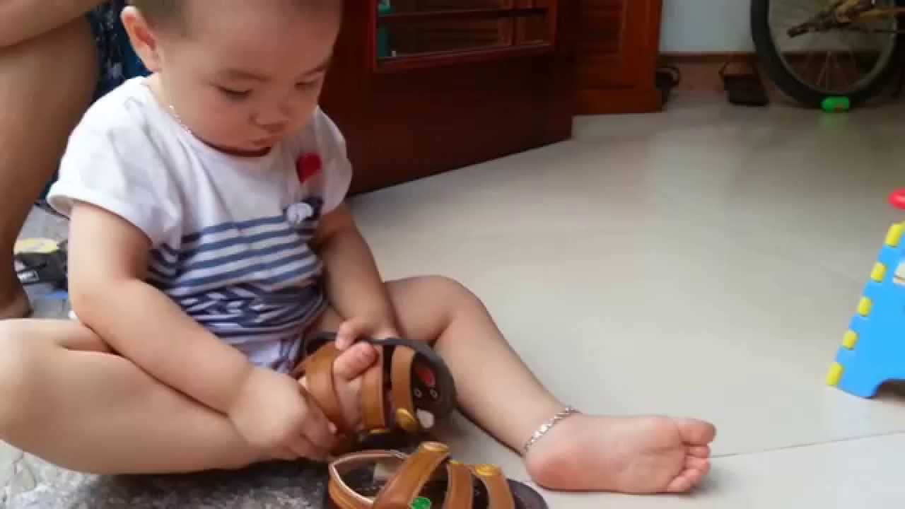 Con thích đi thử dép của người lớn: Hành động không đơn giản là đáng yêu như bố mẹ nghĩ- Ảnh 3.