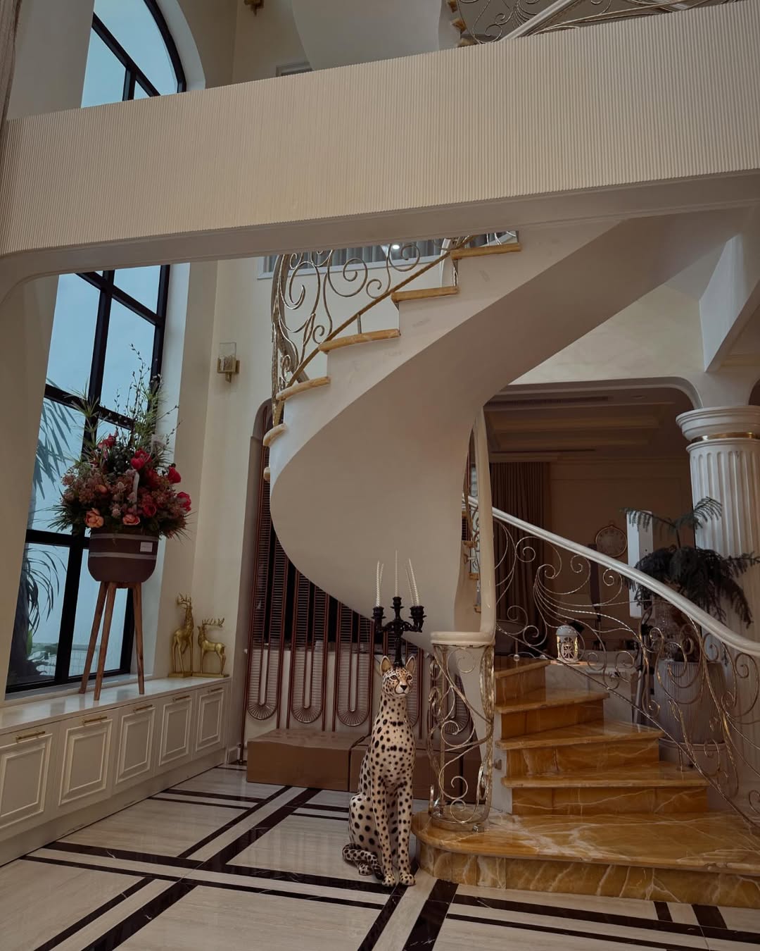 Bên trong tổ ấm trăm tỷ, rộng 600m2 Lệ Quyên sống với người tình kém 12 tuổi: Lộ diện căn phòng đặc biệt!- Ảnh 4.