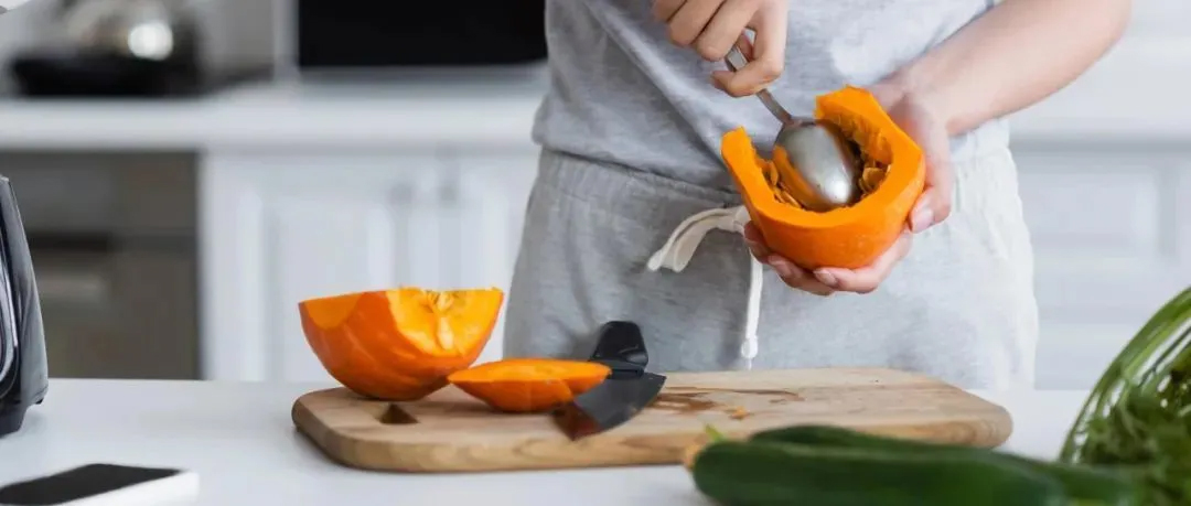 Thiếu loại vitamin này: Tóc rụng cả nắm, da xỉn màu không cứu nổi!- Ảnh 1.