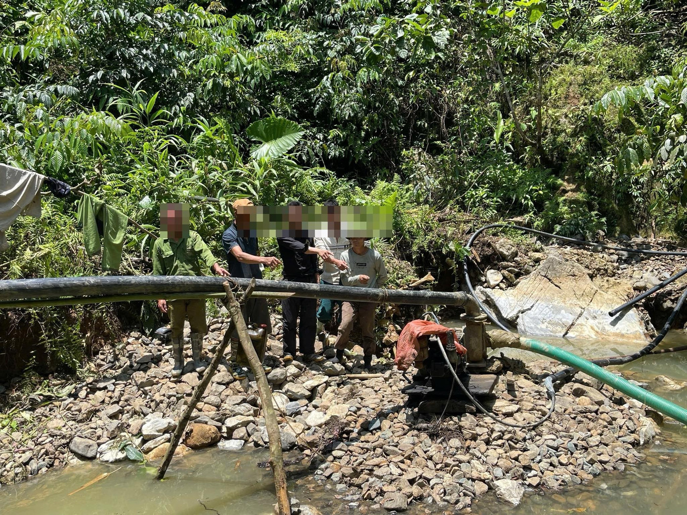 Phát hiện 9 đối tượng khai thác vàng trái phép tại Tuyên Quang- Ảnh 1.