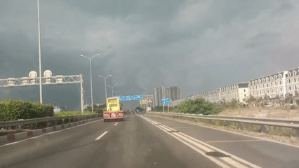 Bất ngờ với lời khai của tài xế lái xe lạng lách trên cao tốc TP HCM - Long Thành- Ảnh 1.