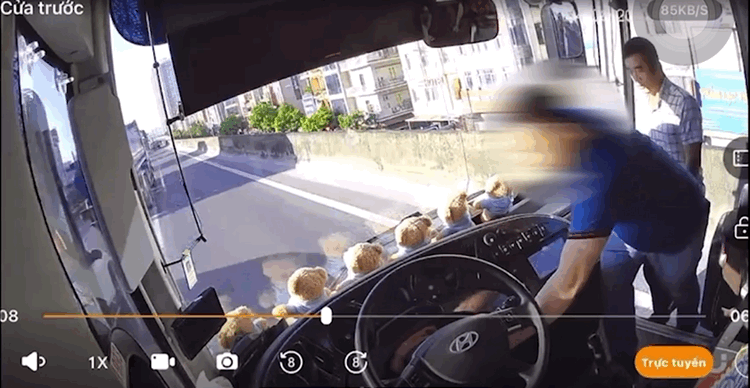 Truy tìm tài xế 7 chỗ đi vào làn khẩn cấp, còn bị tố rút chìa khóa xe khách rồi cầm đi- Ảnh 1.