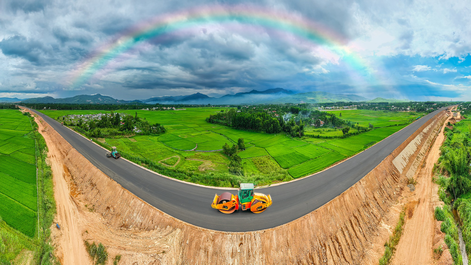 Dự án lớn nhất, có hầm xuyên núi dài nhất cao tốc Bắc Nam: Hơn 4.000 công nhân và máy móc làm việc suốt ngày đêm, phấn đấu vượt tiến độ 8 tháng- Ảnh 1.