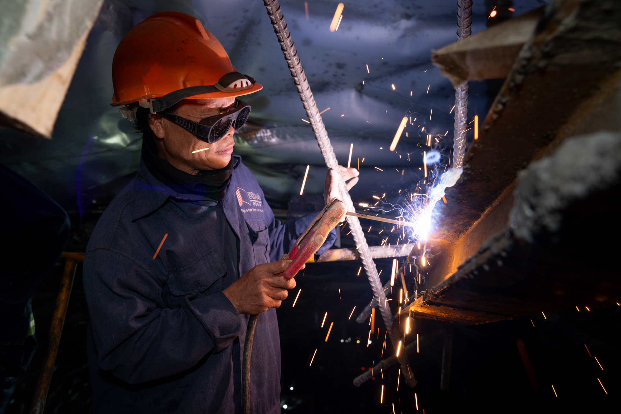 Dự án lớn nhất, có hầm xuyên núi dài nhất cao tốc Bắc Nam: Hơn 4.000 công nhân và máy móc làm việc suốt ngày đêm, phấn đấu vượt tiến độ 8 tháng- Ảnh 10.