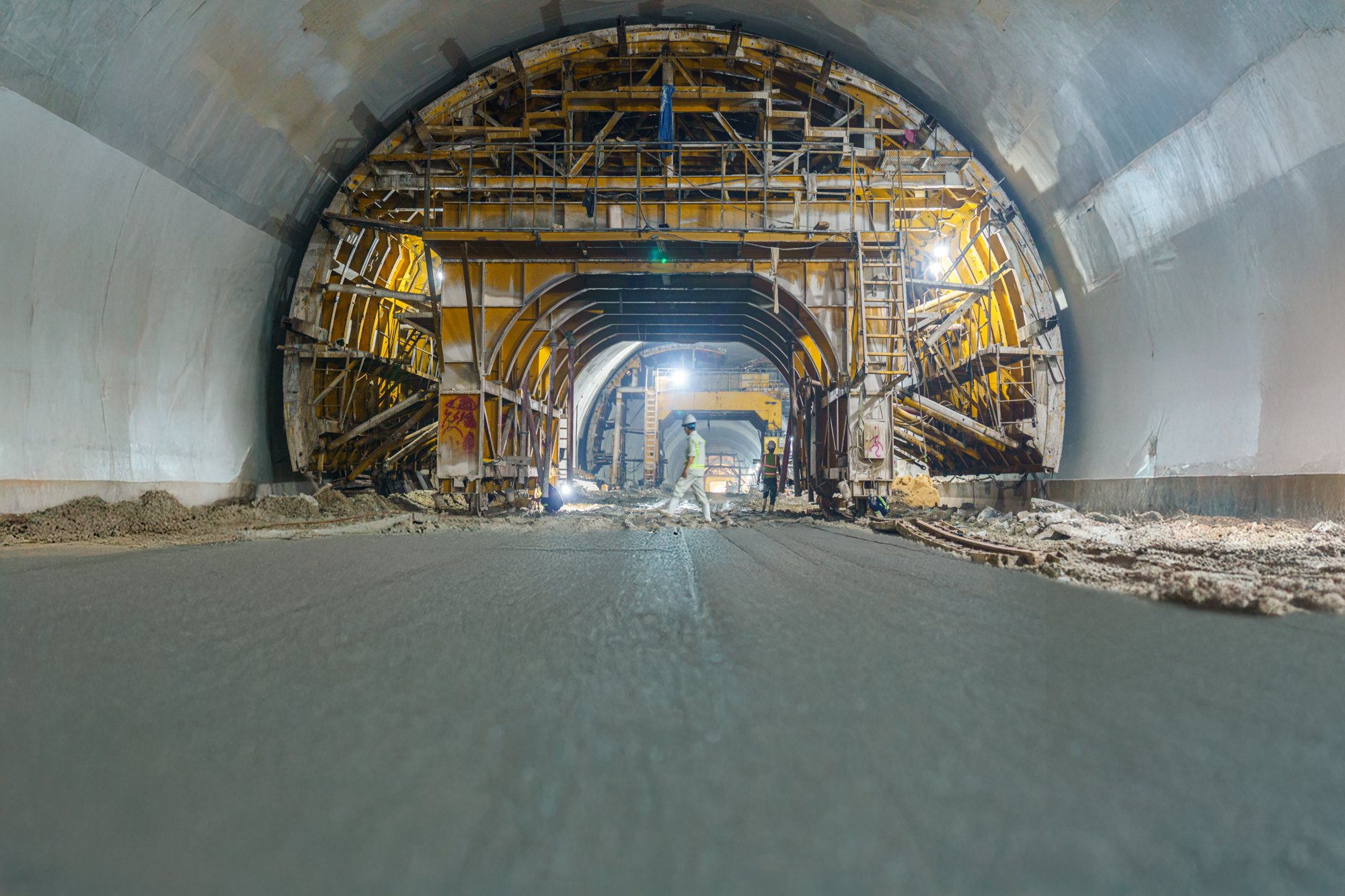 Dự án lớn nhất, có hầm xuyên núi dài nhất cao tốc Bắc Nam: Hơn 4.000 công nhân và máy móc làm việc suốt ngày đêm, phấn đấu vượt tiến độ 8 tháng- Ảnh 11.