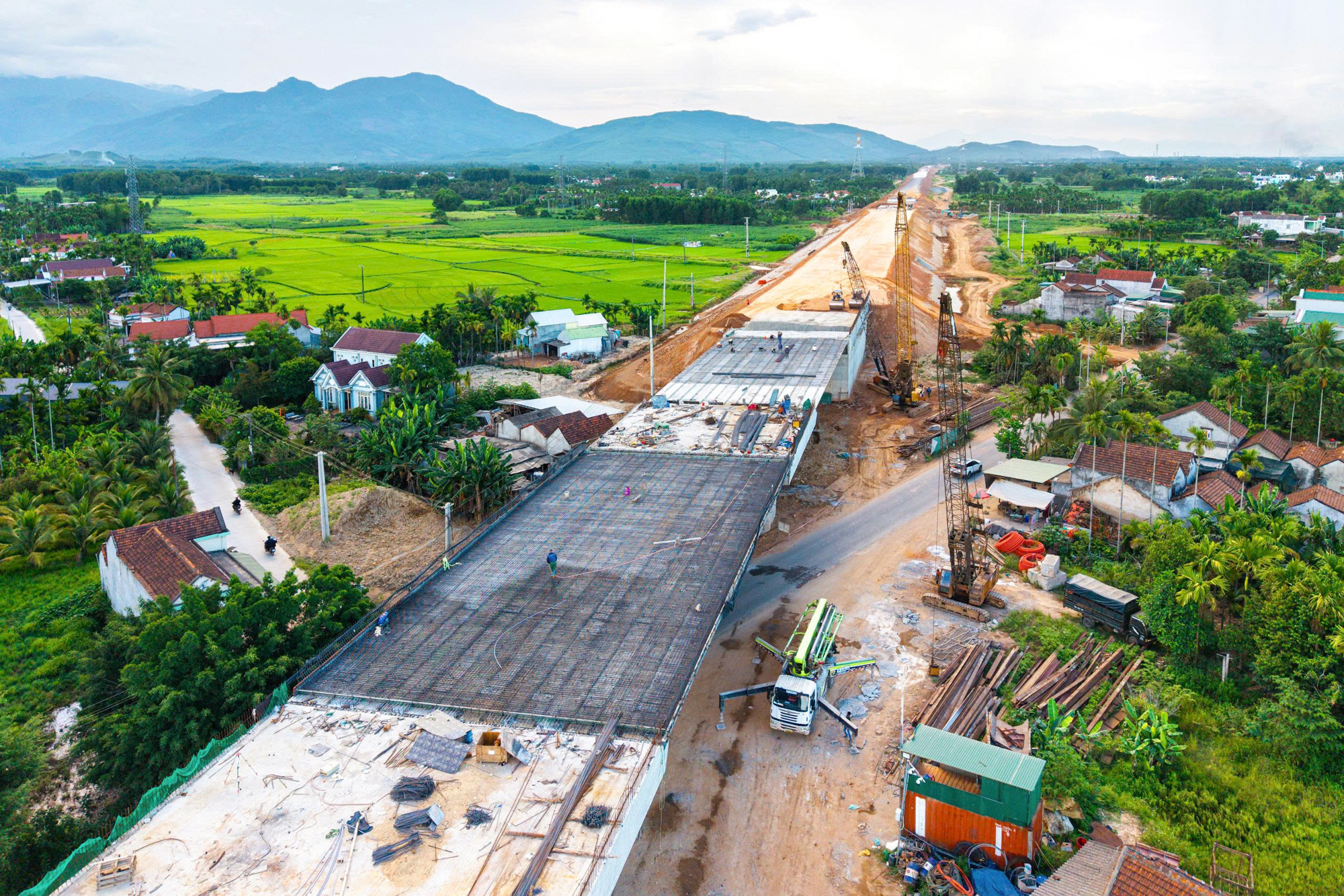 Dự án lớn nhất, có hầm xuyên núi dài nhất cao tốc Bắc Nam: Hơn 4.000 công nhân và máy móc làm việc suốt ngày đêm, phấn đấu vượt tiến độ 8 tháng- Ảnh 13.