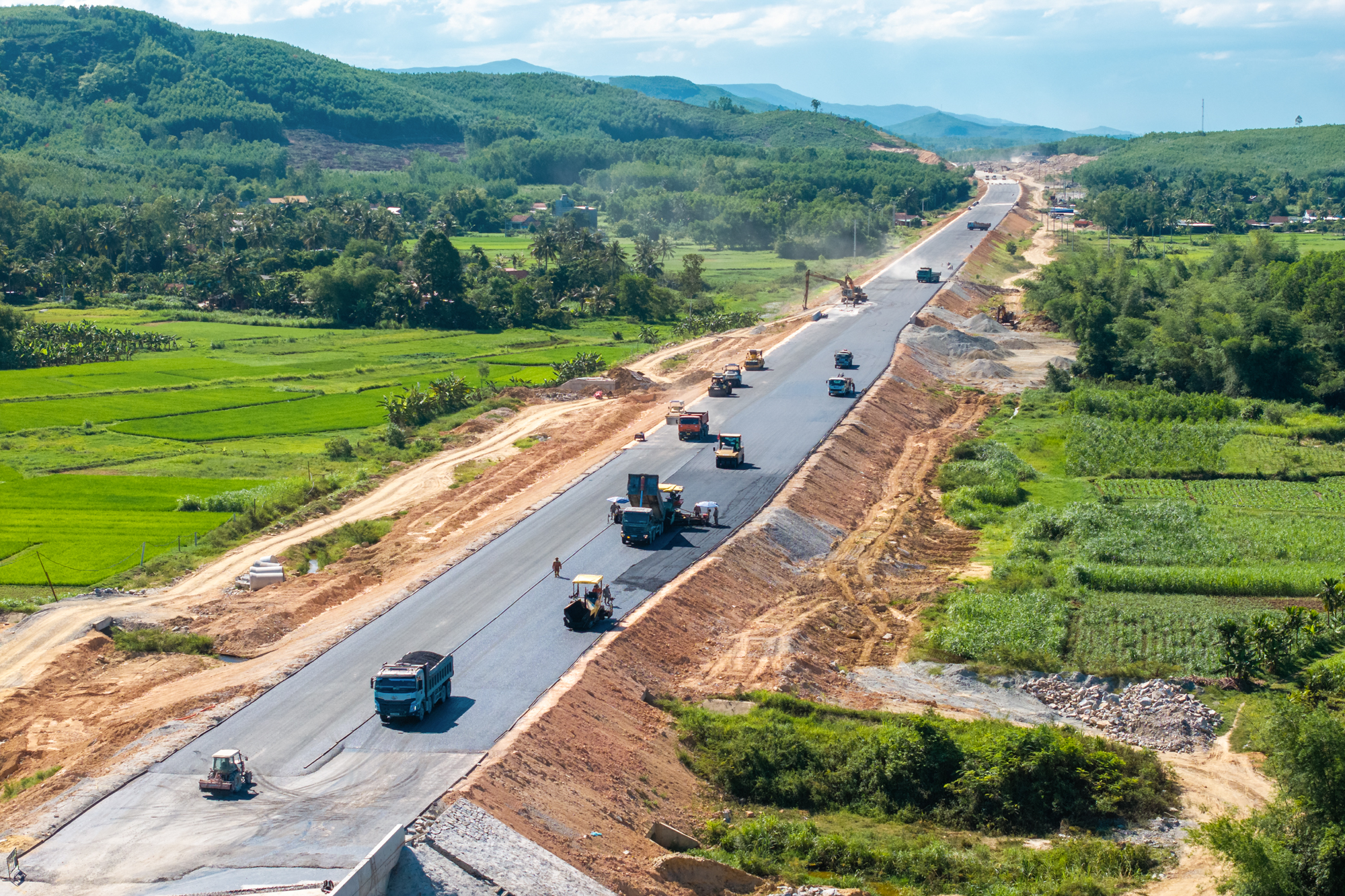Dự án lớn nhất, có hầm xuyên núi dài nhất cao tốc Bắc Nam: Hơn 4.000 công nhân và máy móc làm việc suốt ngày đêm, phấn đấu vượt tiến độ 8 tháng- Ảnh 14.