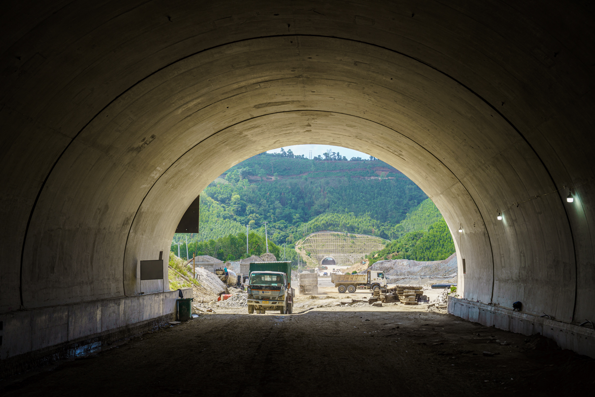 Dự án lớn nhất, có hầm xuyên núi dài nhất cao tốc Bắc Nam: Hơn 4.000 công nhân và máy móc làm việc suốt ngày đêm, phấn đấu vượt tiến độ 8 tháng- Ảnh 2.