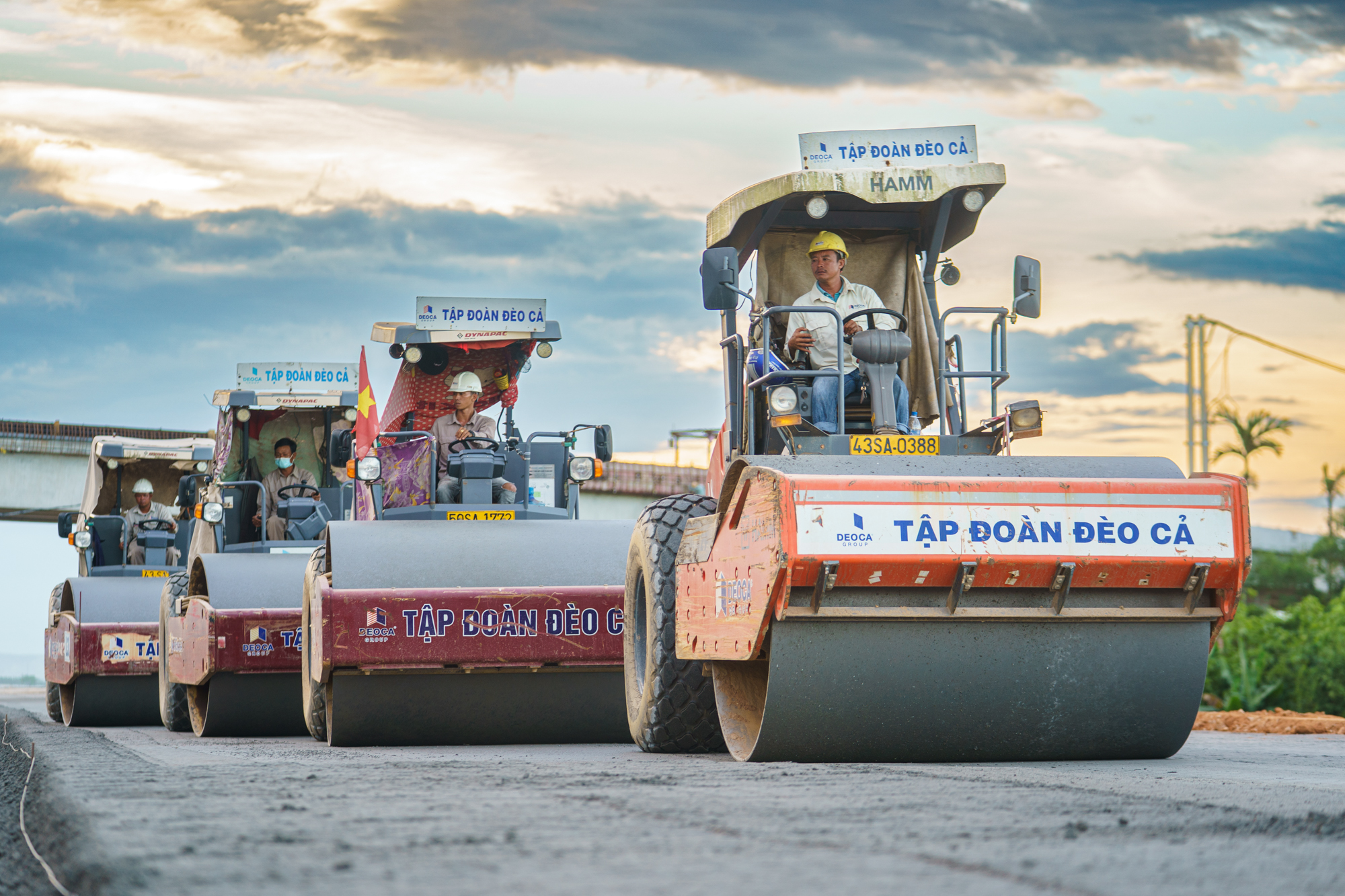 Dự án lớn nhất, có hầm xuyên núi dài nhất cao tốc Bắc Nam: Hơn 4.000 công nhân và máy móc làm việc suốt ngày đêm, phấn đấu vượt tiến độ 8 tháng- Ảnh 3.