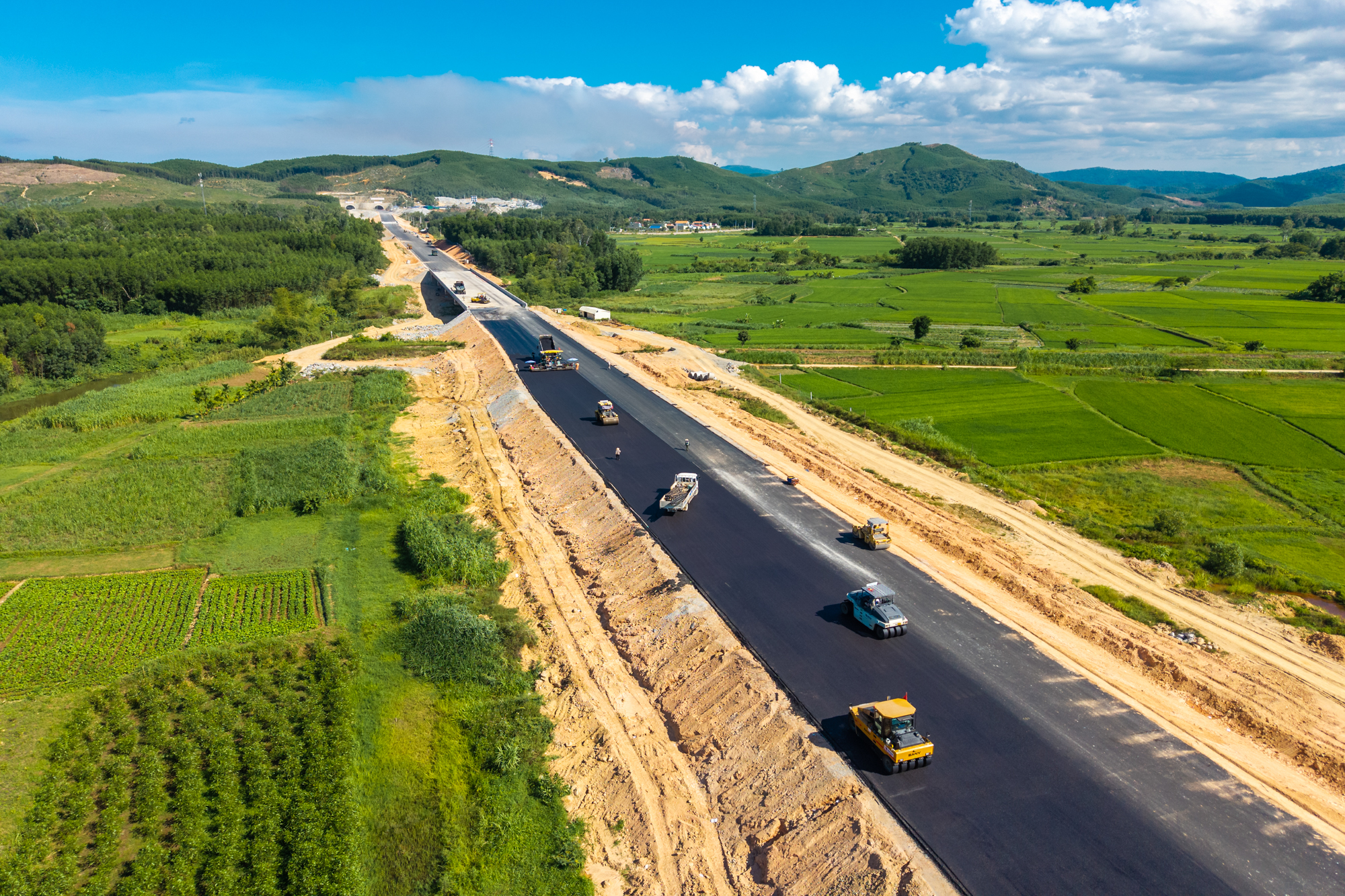 Dự án lớn nhất, có hầm xuyên núi dài nhất cao tốc Bắc Nam: Hơn 4.000 công nhân và máy móc làm việc suốt ngày đêm, phấn đấu vượt tiến độ 8 tháng- Ảnh 4.