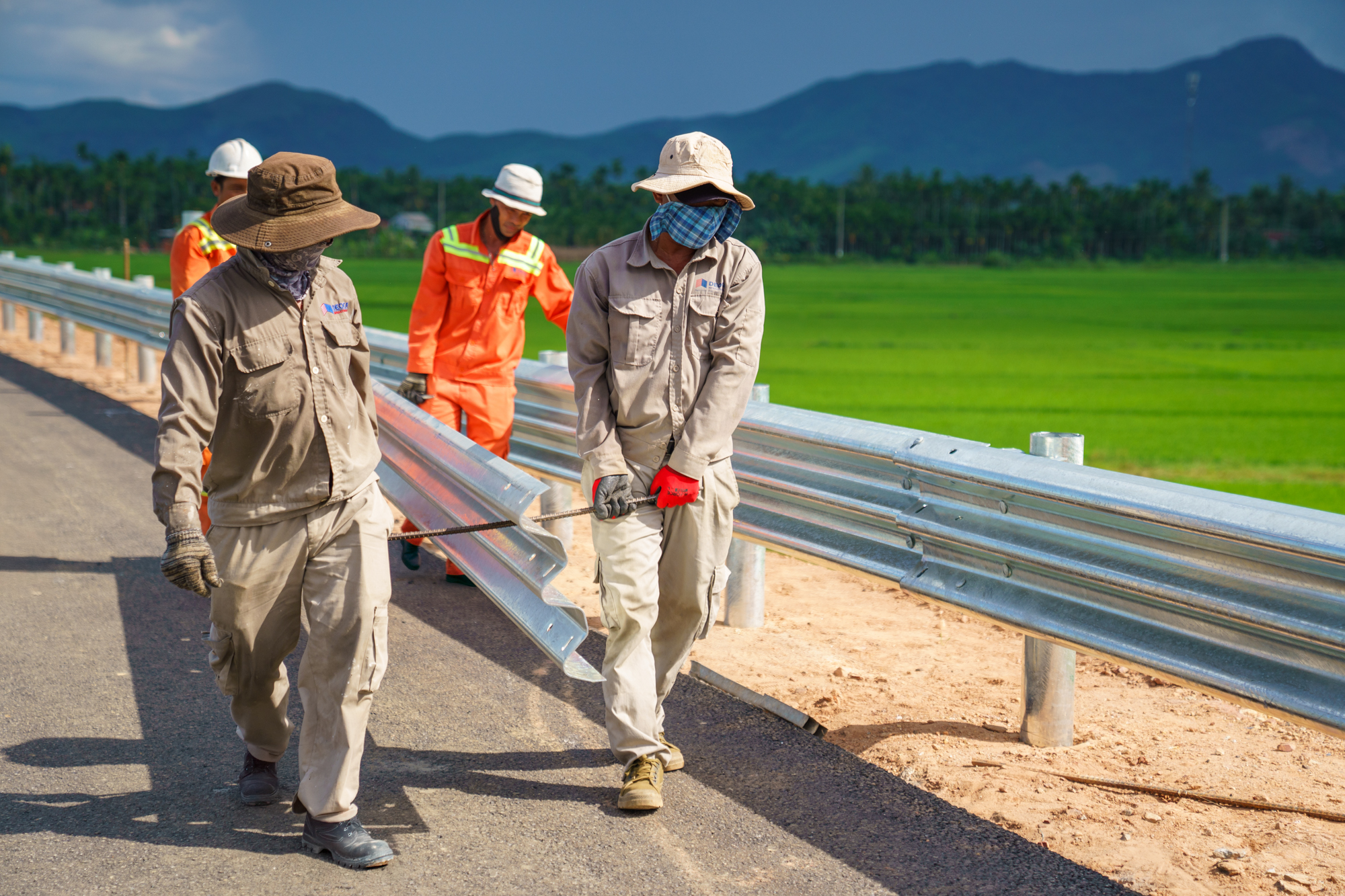 Dự án lớn nhất, có hầm xuyên núi dài nhất cao tốc Bắc Nam: Hơn 4.000 công nhân và máy móc làm việc suốt ngày đêm, phấn đấu vượt tiến độ 8 tháng- Ảnh 5.