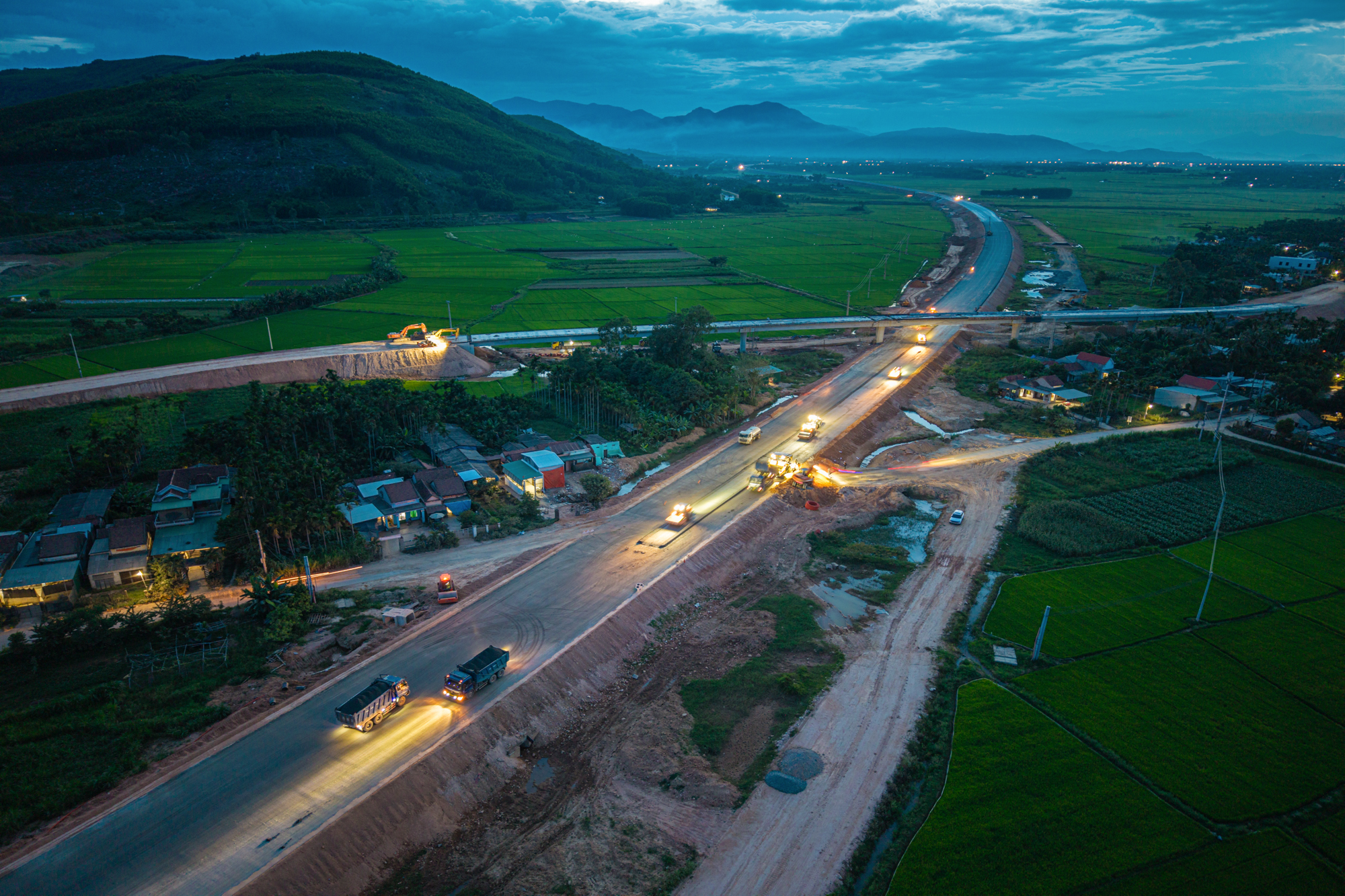 Dự án lớn nhất, có hầm xuyên núi dài nhất cao tốc Bắc Nam: Hơn 4.000 công nhân và máy móc làm việc suốt ngày đêm, phấn đấu vượt tiến độ 8 tháng- Ảnh 6.