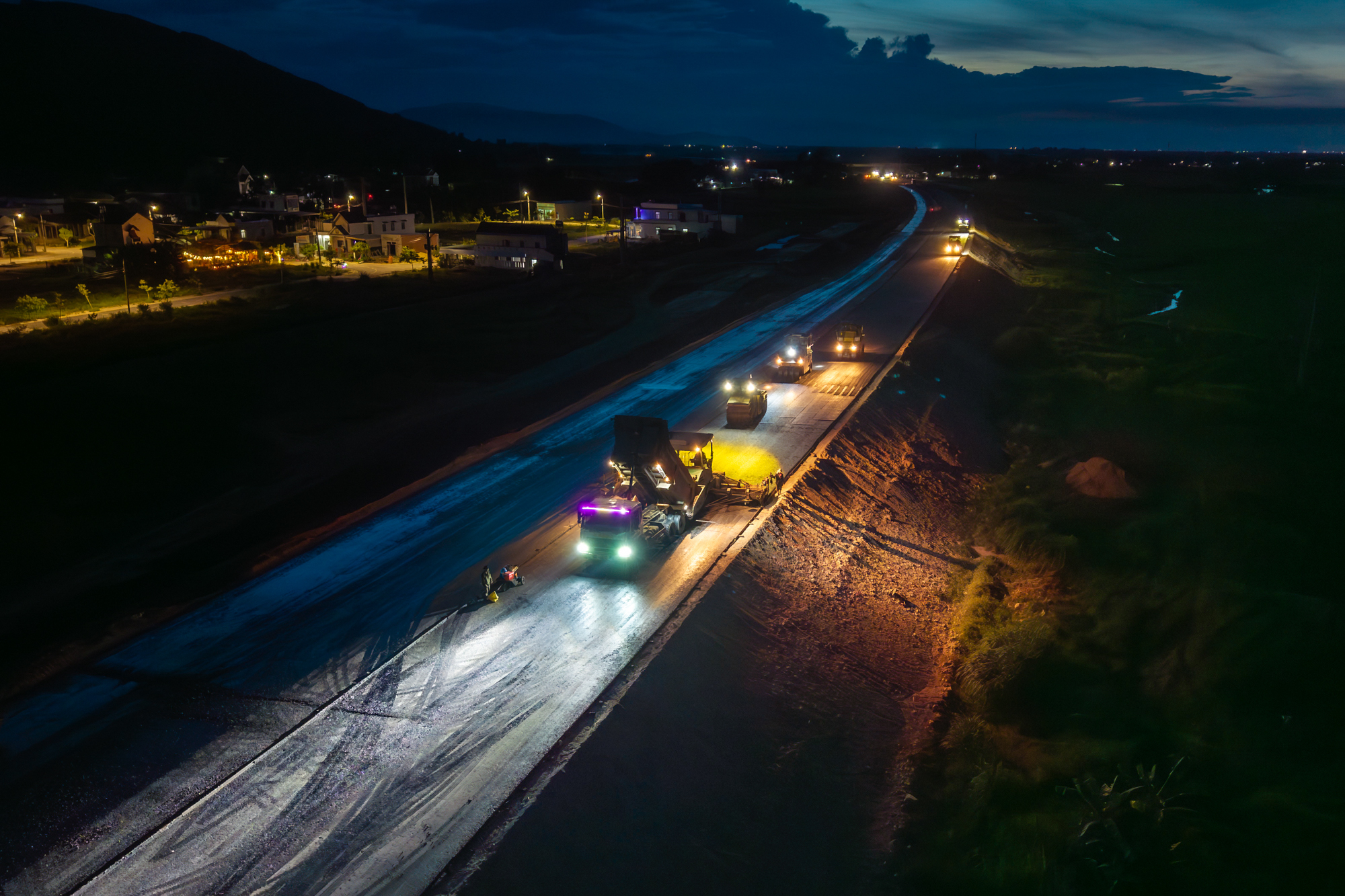 Dự án lớn nhất, có hầm xuyên núi dài nhất cao tốc Bắc Nam: Hơn 4.000 công nhân và máy móc làm việc suốt ngày đêm, phấn đấu vượt tiến độ 8 tháng- Ảnh 8.