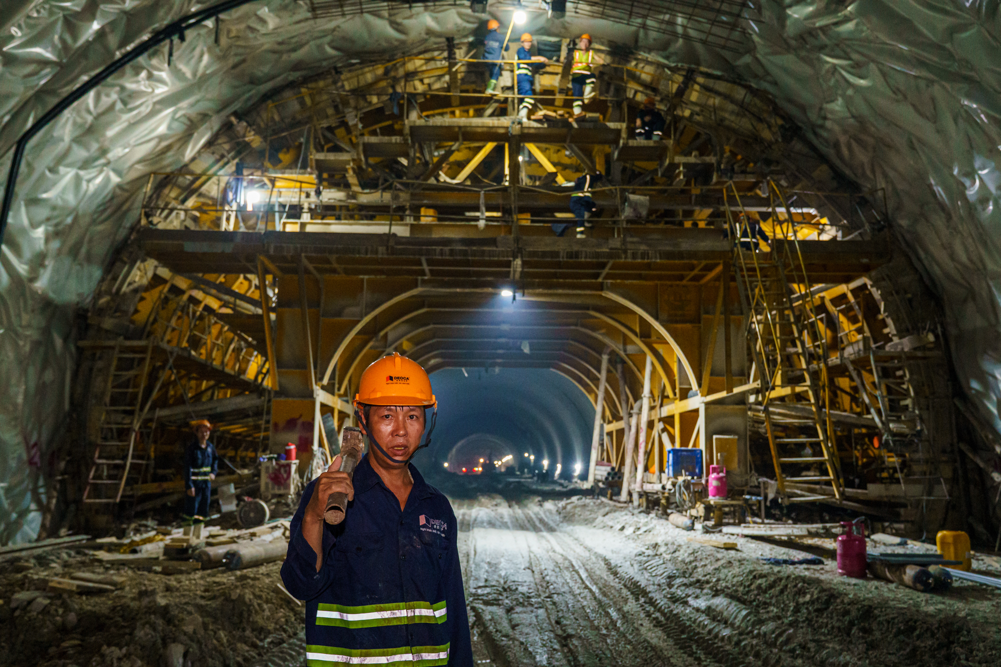 Dự án lớn nhất, có hầm xuyên núi dài nhất cao tốc Bắc Nam: Hơn 4.000 công nhân và máy móc làm việc suốt ngày đêm, phấn đấu vượt tiến độ 8 tháng- Ảnh 9.